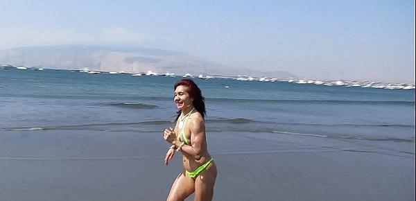 trendsLA DIOSA MILF CACHONDA  CORRE EN LA PLAYA EN HILO DENTAL